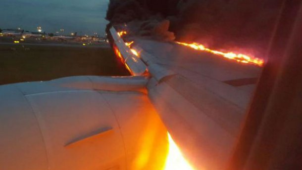 Boeing з пасажирами загорівся в Сінгапурі (видовищні ФОТО, ВІДЕО)