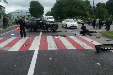 Унаслідок аварії на Львівщині водія ВАЗа викинуло з салону автомобіля (ФОТО)