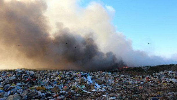 На Київщині загорілось сміттєзвалище