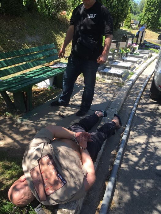 СБУ затримала співробітника київського крематорію, який збирав “данину” з підлеглих
