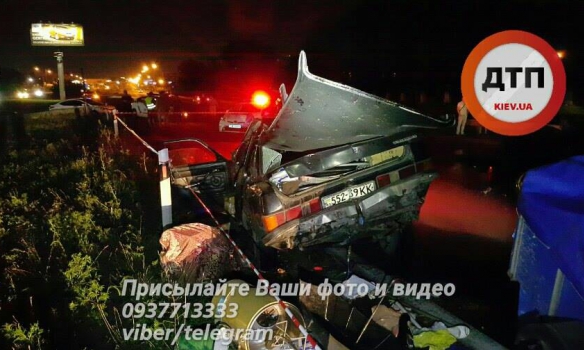 У Києві на окружній дорозі водій позашляховика, тікаючи від поліції, буквально протаранив “Волгу” (ФОТО)