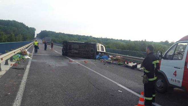 У Львівській обл. мікроавтобус зіткнувся з вантажівкою, загинув чоловік