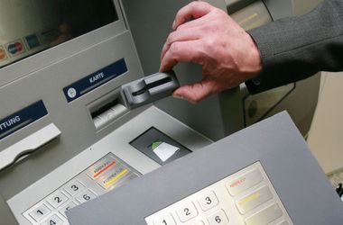 У Харкові злодій “заробляв” на банкоматах по 7 000 грн в день