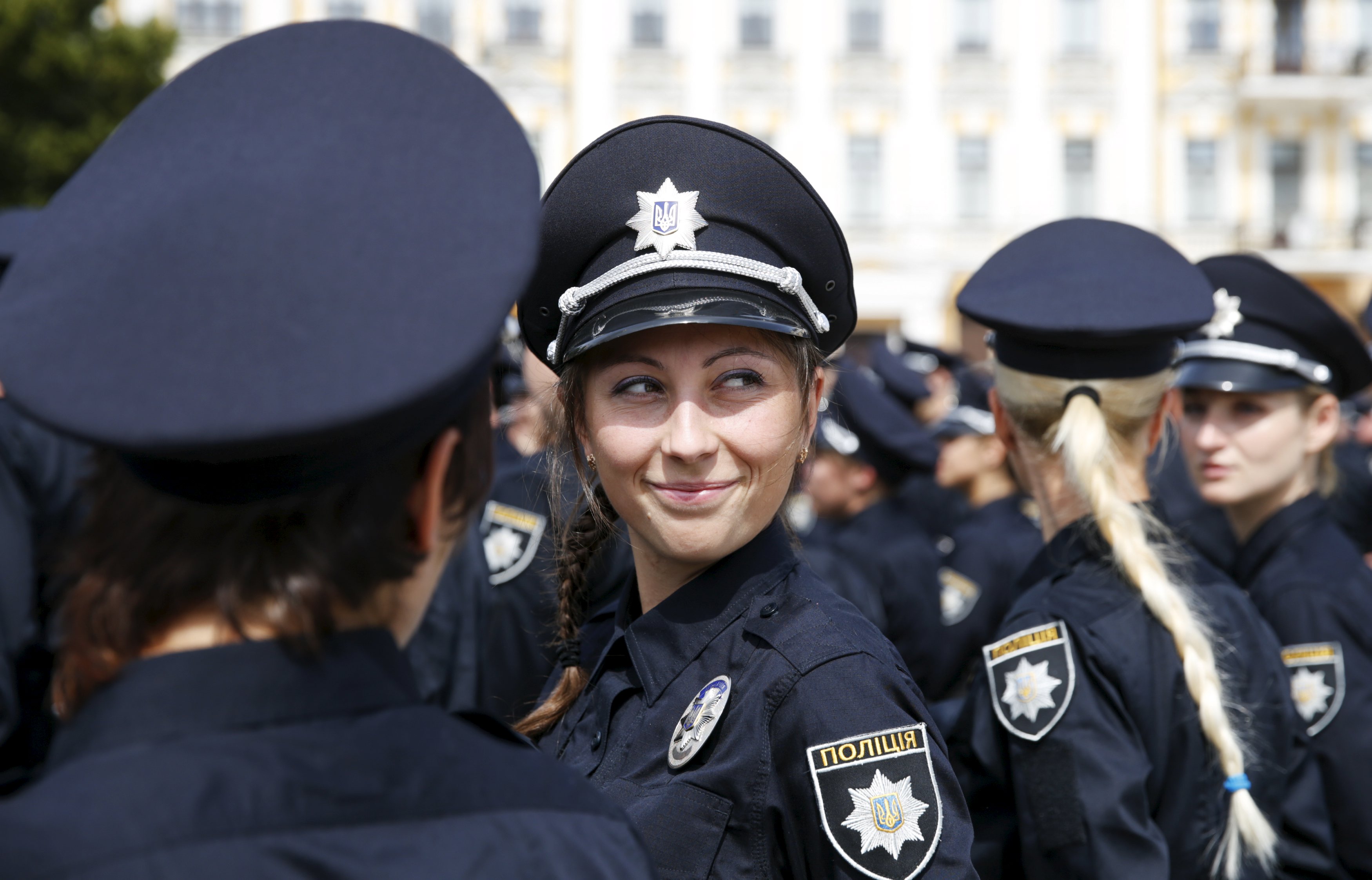 До чого привела реформа: поліція ходить в “шльопках” і трусах (відео)