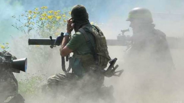 Українські військові взяли у полон терористів під Троїцьким