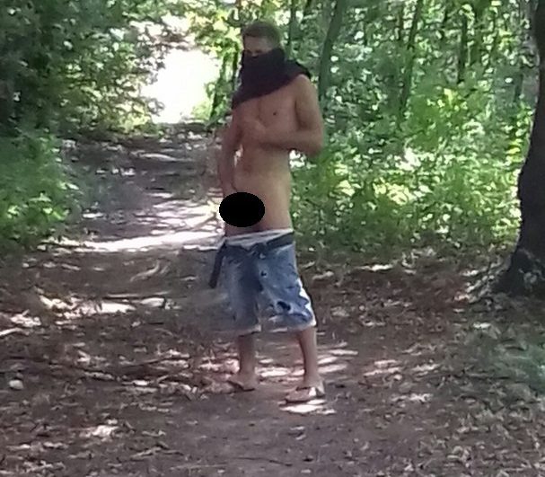 У львівському парку молодий чоловік займався непристойним (ФОТО)