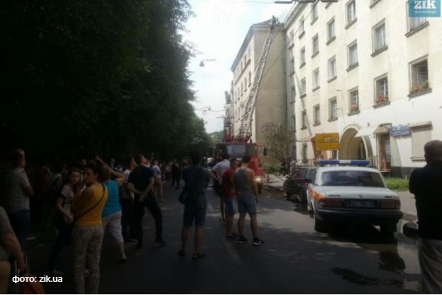 У центрі Львова горить багатоповерхівка: термінова евакуація (ФОТО)