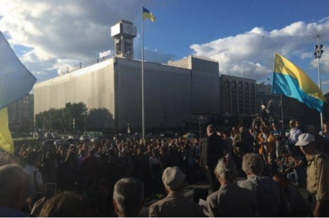 На вшанування пам’яті Шеремета у столиці зібралися сотні людей (ФОТО)