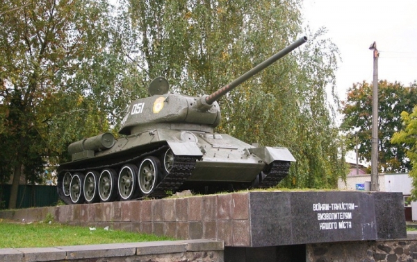 У Києві п’яне подружжя розмалювало пам’ятник танкістам часів Другої Світової війни (ФОТО)