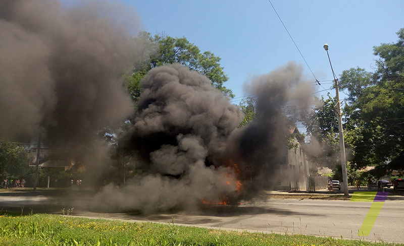 В Одесі на ходу загорілася й вщент згоріла іномарка (ФОТО, ВІДЕО)