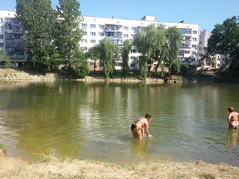 У Львівському озері знайшли тіло чоловіка (фото 18+)
