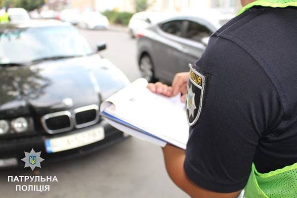 Як правильно спілкуватися з працівником поліції, якщо ваш автомобіль зупинили для перевірки