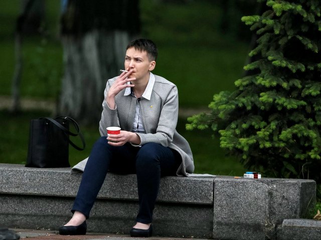 П’яну Савченко, яка впала на траву, облизували бездомні собаки, – військовий