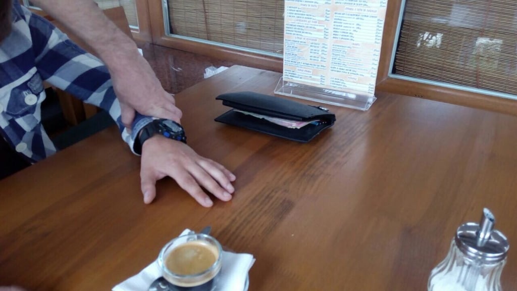 За філіжанкою кави: на Закарпатті затримали поліцейського-хабарника (ФОТО)
