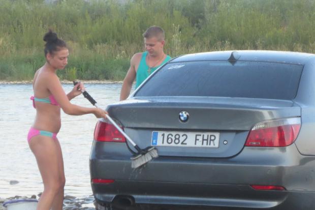 “Гуцульський рагулізм”: молода пара “вимила” BMW у місцевій річці (ФОТО)