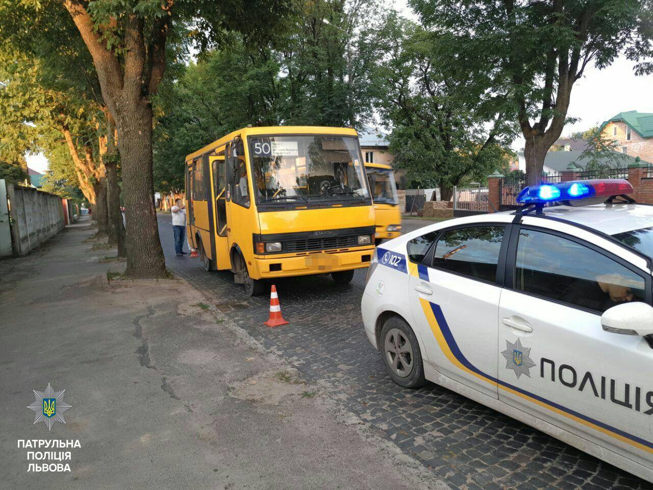 “Серьога, я не п’яний”, – нетверезий водій маршрутки вчинив у Львові дві аварії