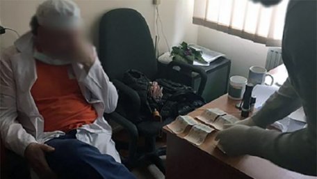 Затриманого на хабарі лікаря львівського кардіоцентру оштрафували на ₴22 тис.