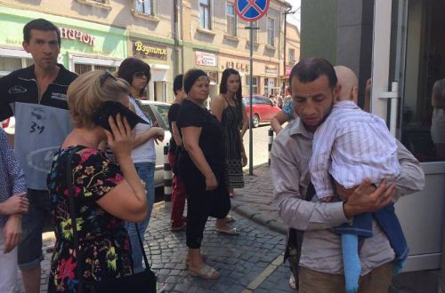 У Мукачево чоловік просив милостиню з бездиханною дитиною на руках (фото)
