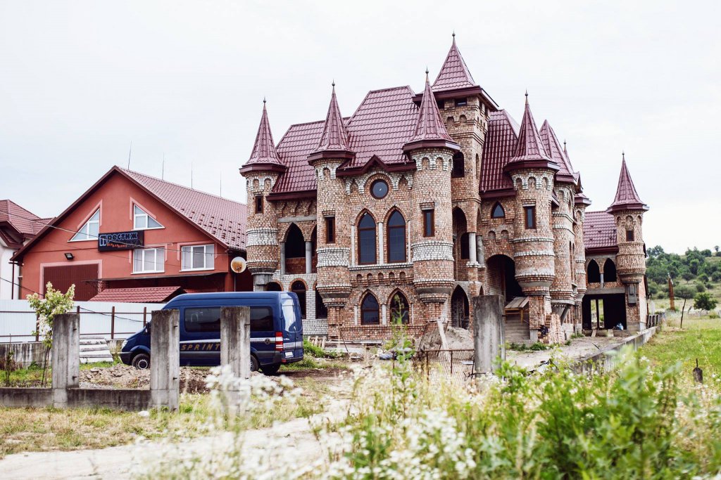 Як виглядають розкішні закарпатські маєтки циган зсередини (ВІДЕО)