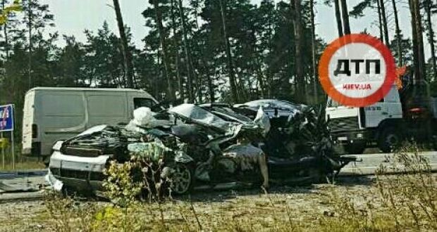 Жахлива ДТП в Києві: розірвана навпіл Audi, один загиблий і троє постраждалих (відео 21+)