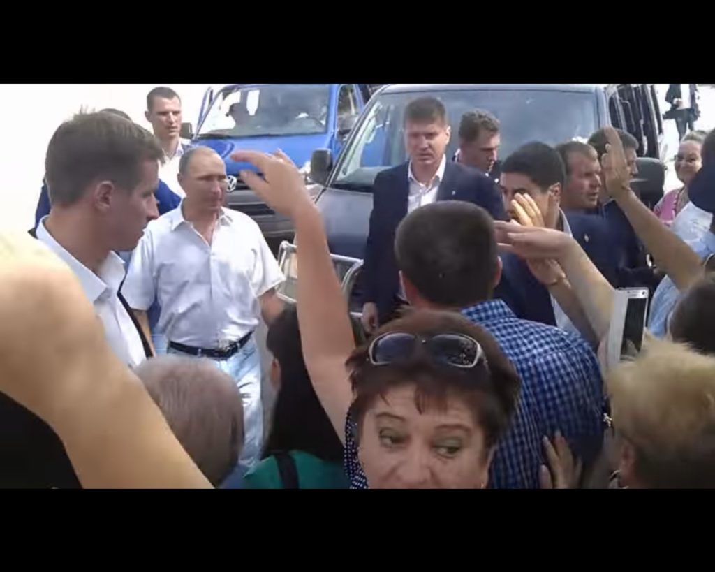 «Дивись ху * ло приїхало, а на якій машині привезли то ?!» – кримчани жорстко зустріли Путіна (ВІДЕО)