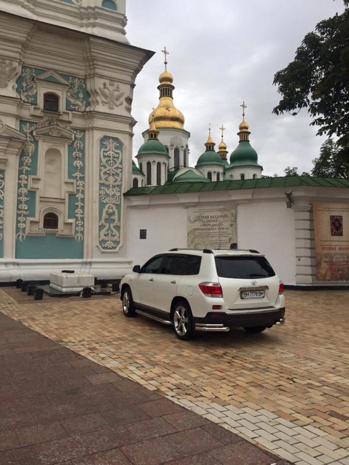 Скандальний чиновник припаркувався біля могили Патріарха (ФОТО)