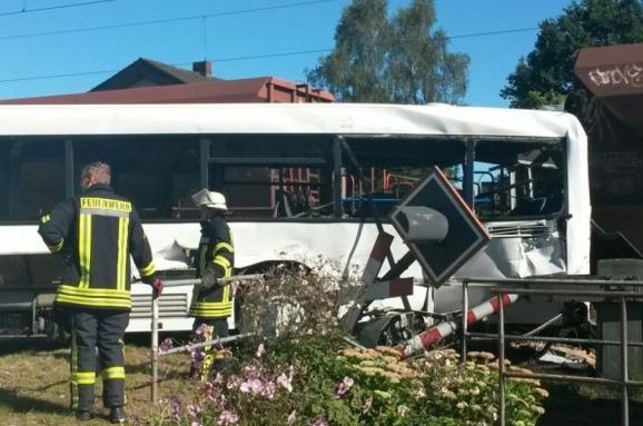 Поїзд протаранив пасажирський автобус у Німеччині (ФОТО)