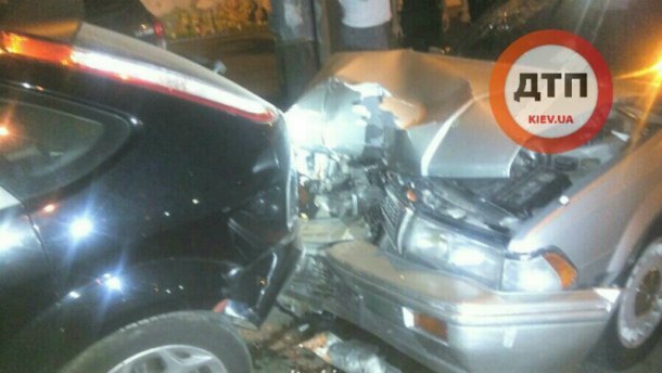Нічна аварія у Києві: п’яний водій не розминувся з припаркованими авто