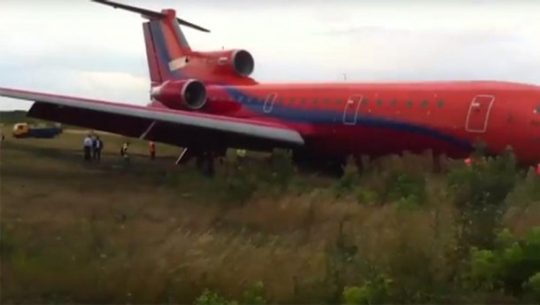 В Росії розбився літак із сотнею пасажирів (відео 18+)