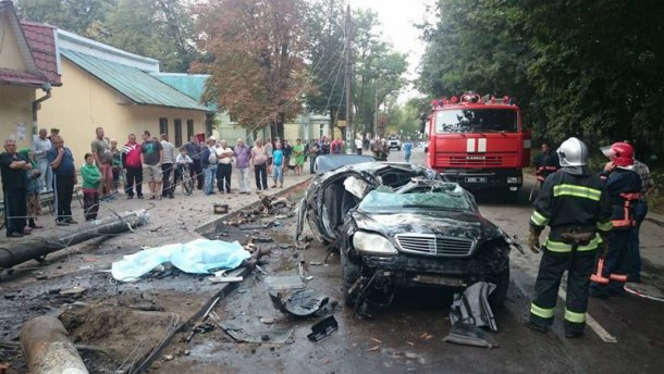 Mercedes майже розірвало навпіл у страшній аварії на Прикарпатті (ФОТО)