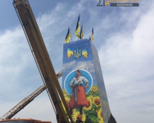 Постамент “найбільшого” Леніна тепер красується зображенням козака