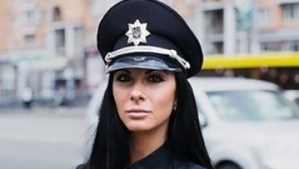 Гламурна київська поліцейська показала, чим займається після роботи