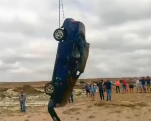 Автомобіль повис над прірвою – водій випав у море