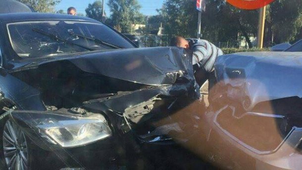 Авто з Адміністрації Президента потрапило у серйозну ДТП