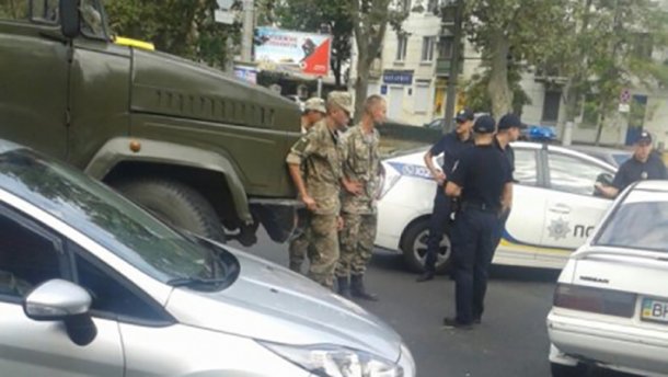 Військова вантажівка налетіла на легковик у Одесі