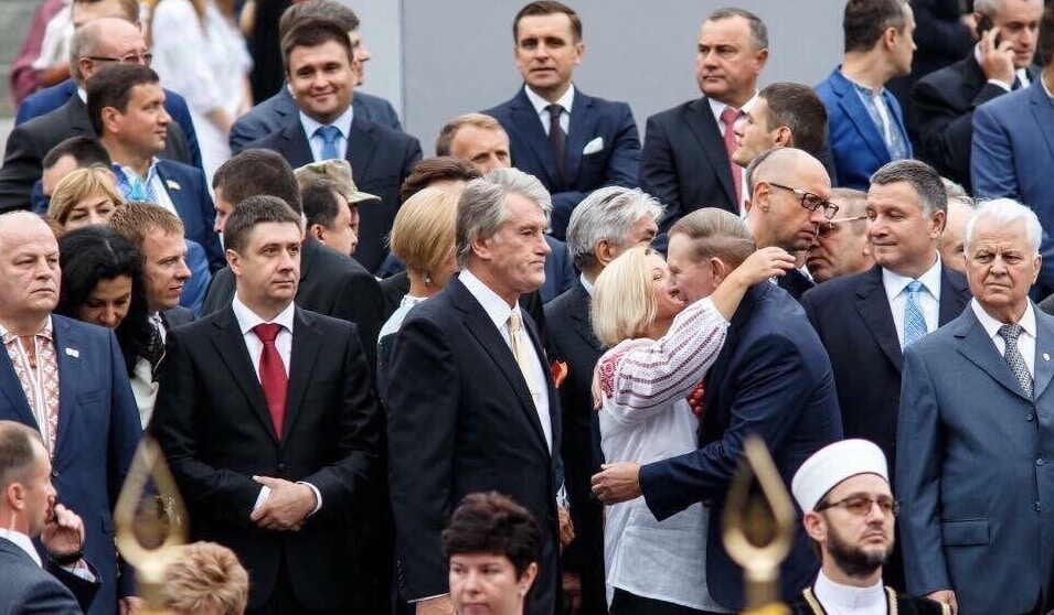 Косі погляди і посмішки: в мережі показали, як Геращенко солодко цілувалася з Кучмою. Фотофакт