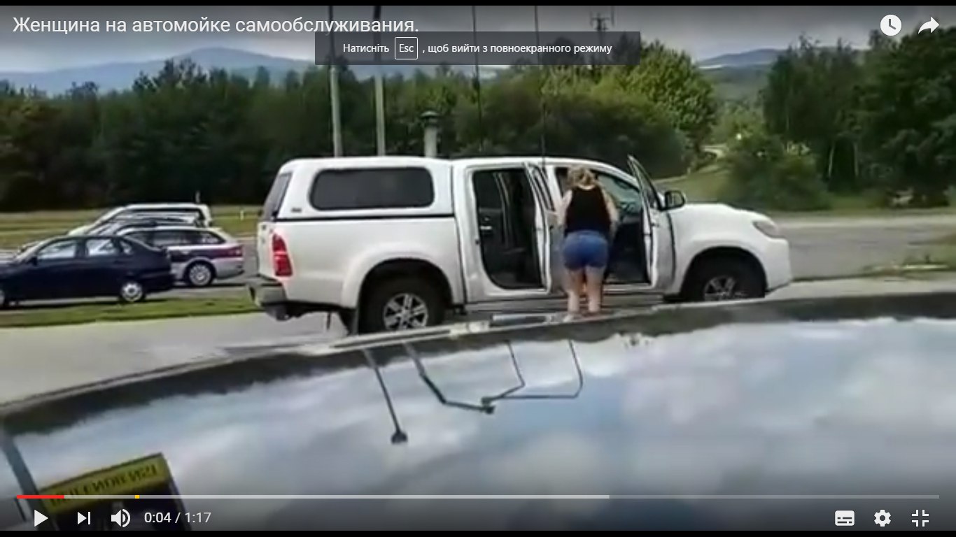Нереальне відео: жінка на мийці вирішила помити авто всередині
