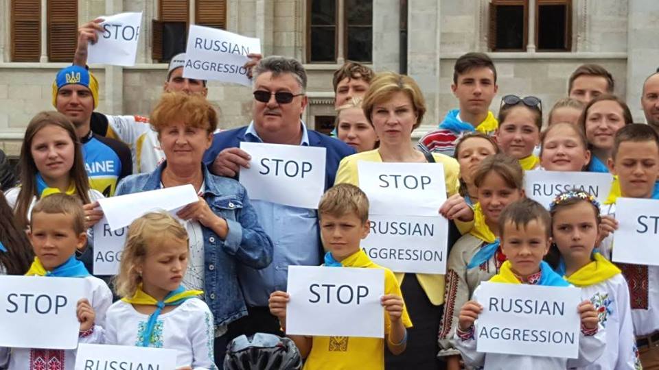 Українці в Будапешті вийшли на акцію проти російської агресії (ФОТО)