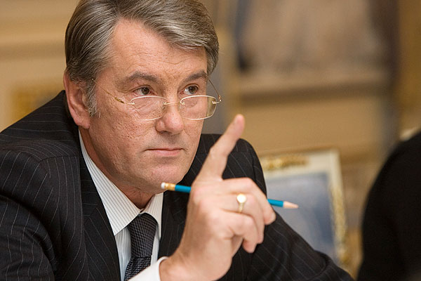 Віктор Ющенко приголомшив Мережу, прокоментувавши фото, де він продає вишиванки (фото + відео)