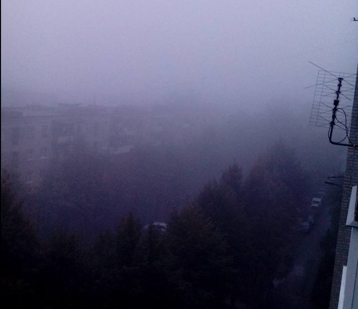 Львів затягнуло густим туманом із запахом “пригорілого”: у місті нічим дихати (ФОТО)