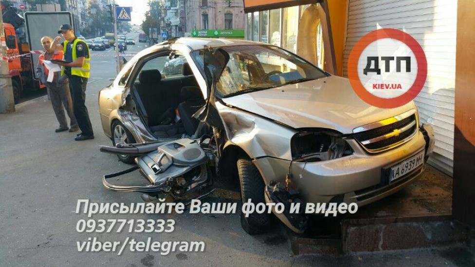 Криваве ДТП: поліція протаранили таксі (фото 18+)