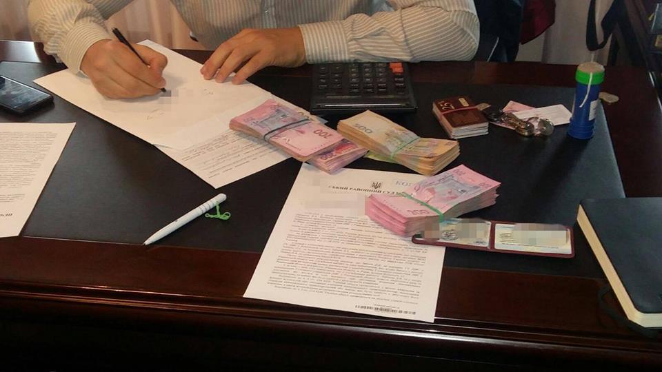 СБУ викрила на хабарництві одного з керівників ГУ ДФС у Рівненській області (ФОТО)
