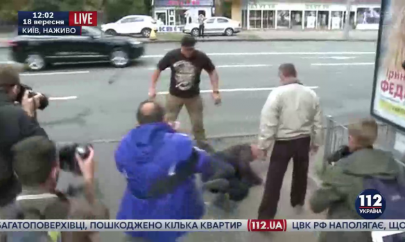 Під посольством РФ у Києві побили людину (ФОТО)