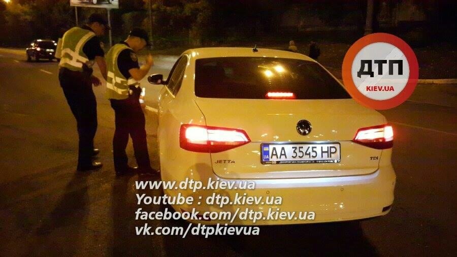 П’яне ДТП в Києві: водій зніс 30 метрів відбійника і ліз у бійку з поліцейськими (фото + відео)