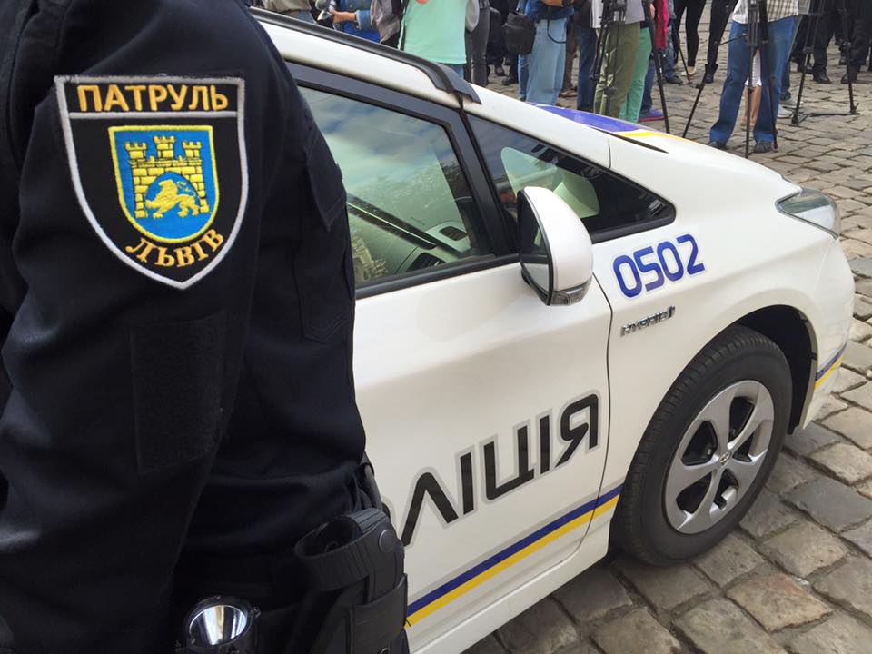 Жахлива ДТП у Львові: з’явилось відео, як патрульні збили жінку на пішохідному переході (відео)