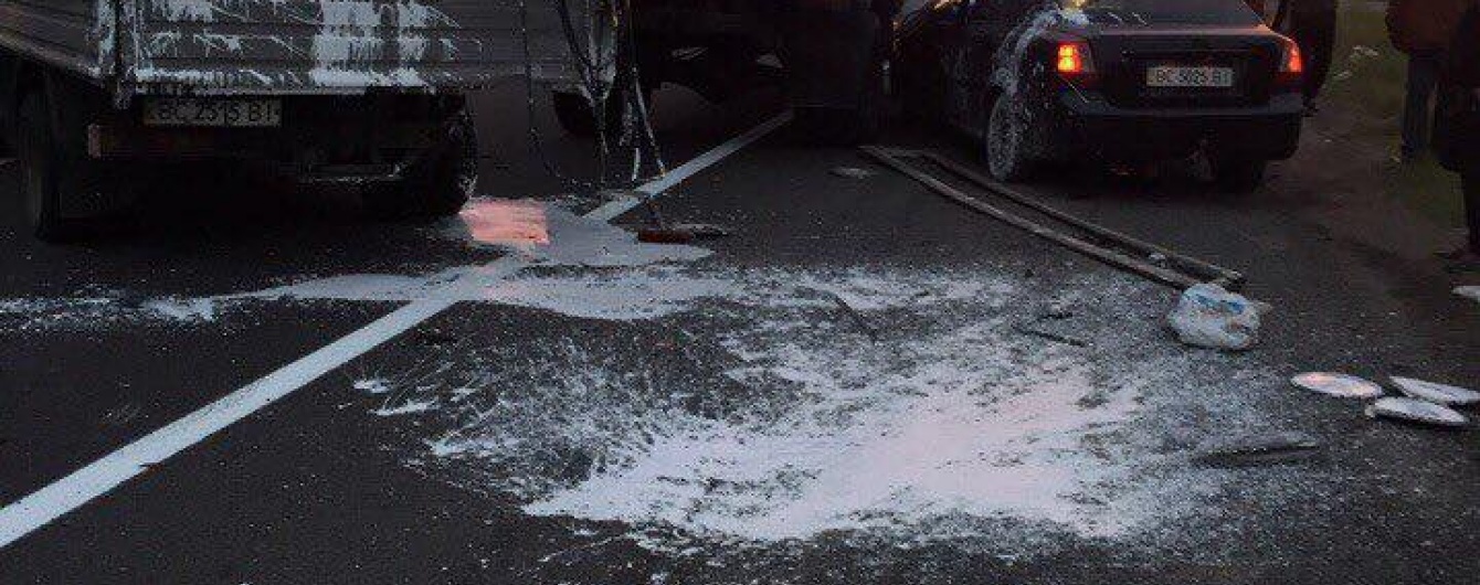 Смертельна ДТП на Львівщині: Chevrolet влетів під вантажівку, двоє загиблих