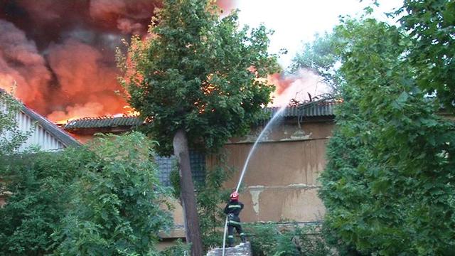 25 пожежників гасили жахливу пожежу у Львові (фото+відео)