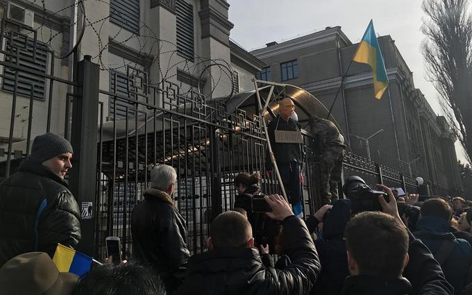 З’явилося приголомшливе відео атаки на посольство Росії в Києві (відео)