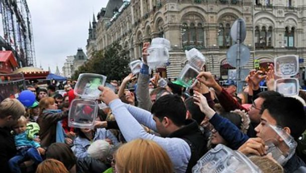 У Москві натовп штурмував пункт роздачі “шарового” салату (ВІДЕО)