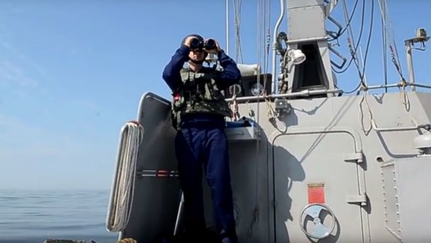 Українці відігнали російський військовий корабель від кордону – з’явилось відео